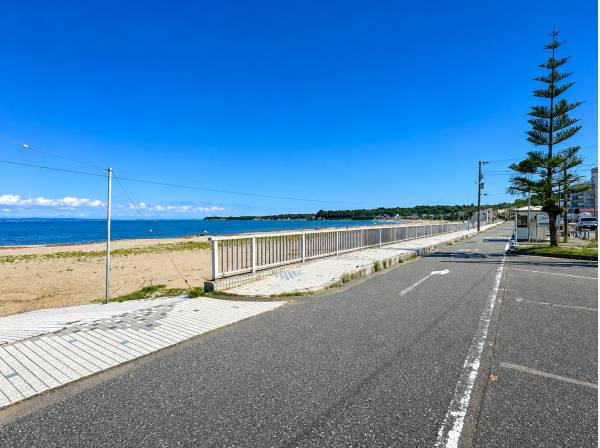 海辺の散歩が毎日の楽しみになる立地です。