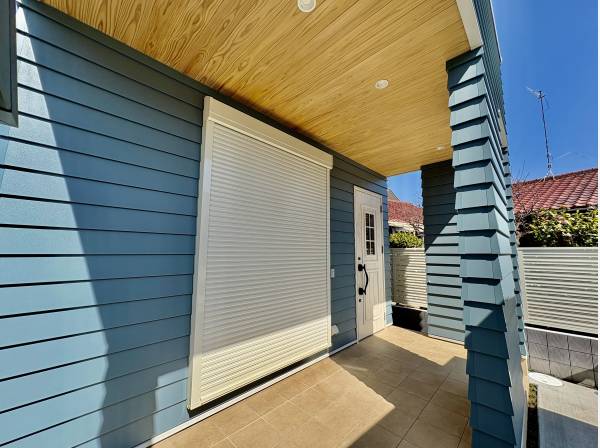 ポーチも広いので、ここで椅子を置いて軽食などいかがでしょうか？