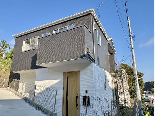 スタイリッシュな外観　カースペースは2台分完備