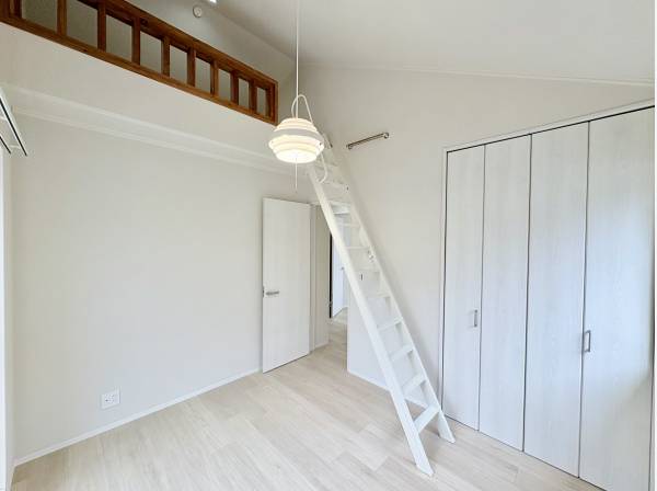 ロフトのある2階洋室。収納機能も充実です