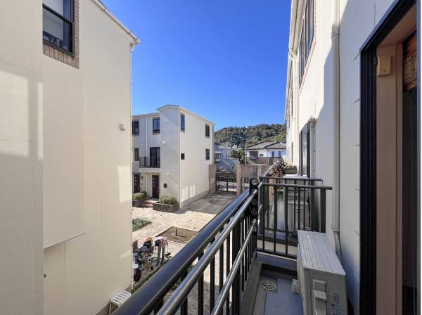 緑の風景にマッチした暖かみ溢れるタウンハウ
ス