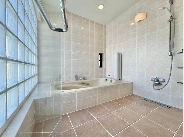 明るさと清潔感のあるバスルーム