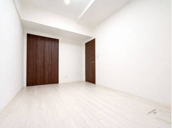 明るいトーンのフローリングがお部屋に開放感をもたらします