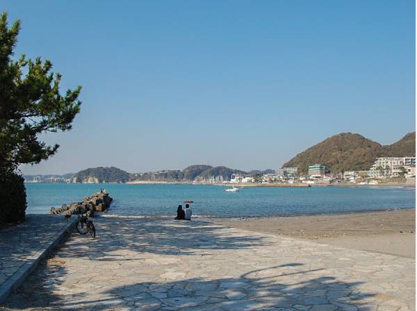 穏やかな砂浜が広がる「森戸海岸」まで徒歩５分(約400ｍ)