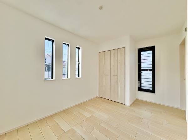 普段着やスーツはもちろん、コート類などもしっかり掛けられる収納を完備