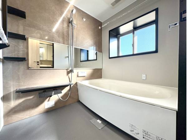 小窓があって換気もしっかりできる浴室