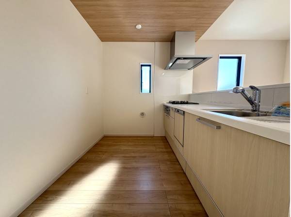 木目の温もりに包まれた、心地よいキッチンスペース