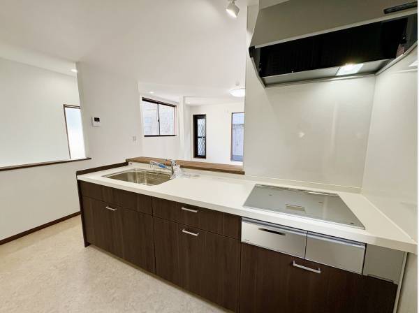 キッチンは対面式のシステムキッチン