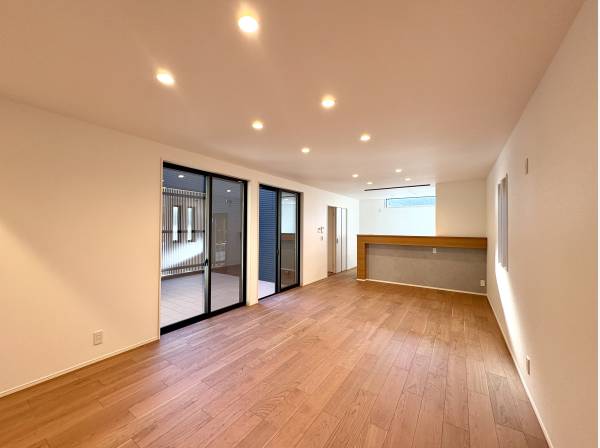 大きな開口が明るさを届ける広々としたリビングダイニング