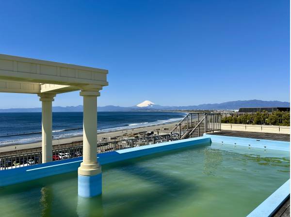 屋上プールからの眺望/湘南の名所をパノラマに望みます
