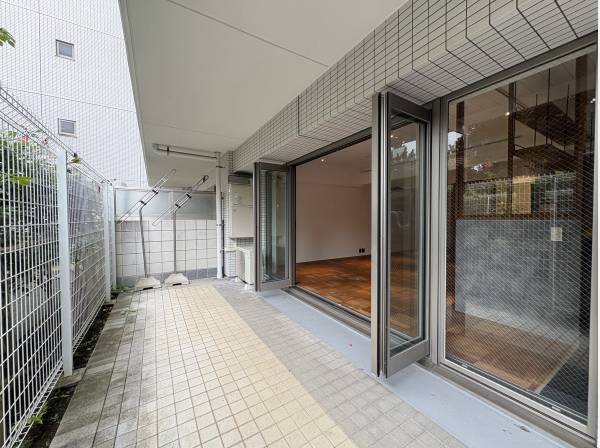 テラスは広々としており風通しも良好！