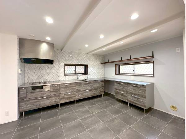 キッチンは２０１９年に洗練されたデザインが定評のトーヨーキッチンに交換