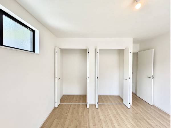 洋室7.3帖の部屋には夫婦で分けられるクローゼットもございます！