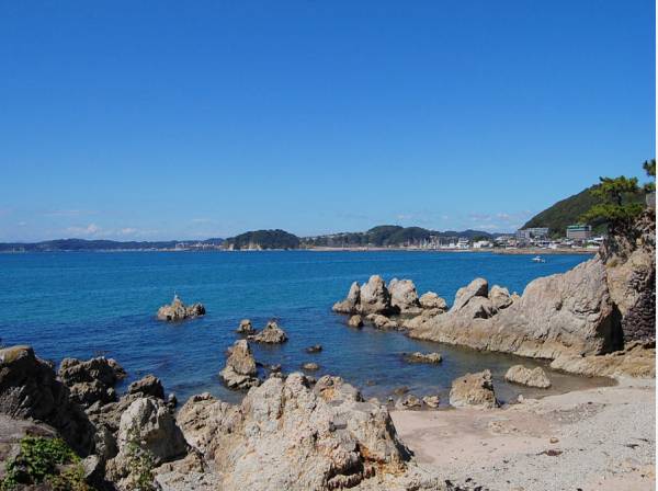 穏やかな森戸海岸まで歩いて２分というロケーション(約140ｍ)