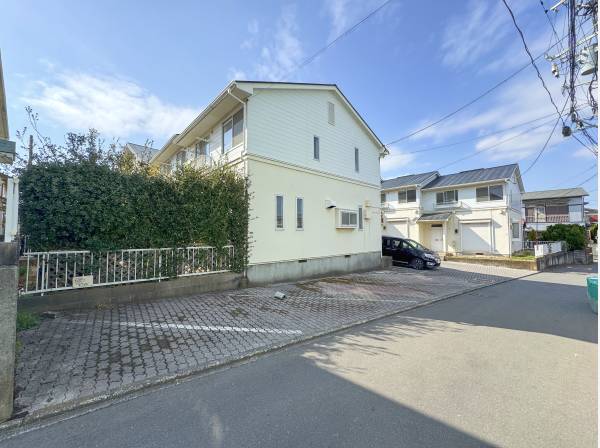 道路側から２世帯の棟。お庭がある様子です。