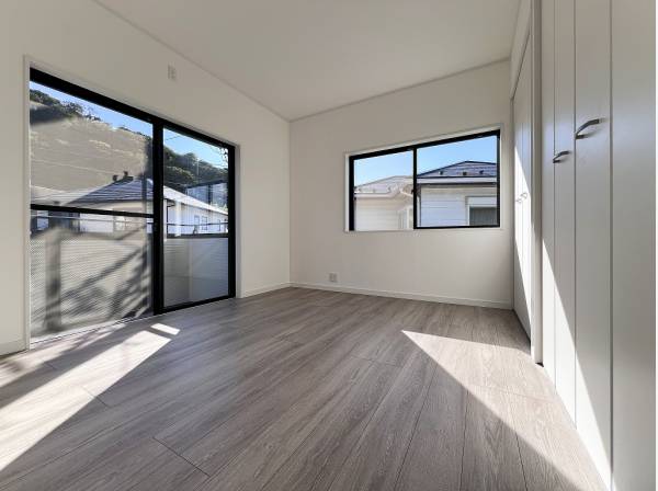 窓が大きく外との繋がりを感じられる洋室