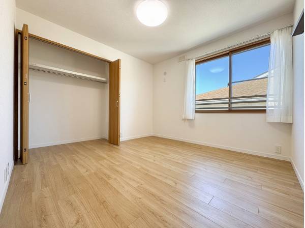 インテリアが映えそうなシンプルな居室