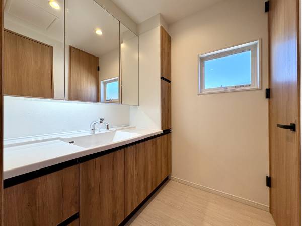 洗面台は収納も豊富に設けられています