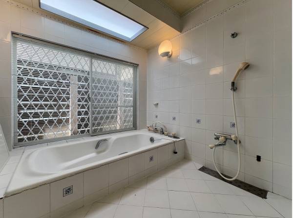 窓からの採光が心地よい清潔感のあるバスルーム