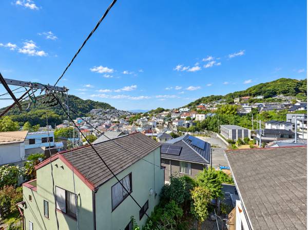 広がる青空と緑の山並み。葉山の穏やかな街並みを眺める贅沢な日常。