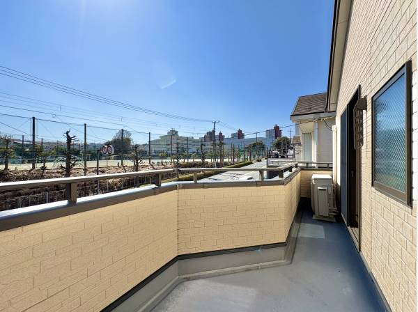 陽光が差込むバルコニー、洗濯物も気持ちよさそうにそよぎます