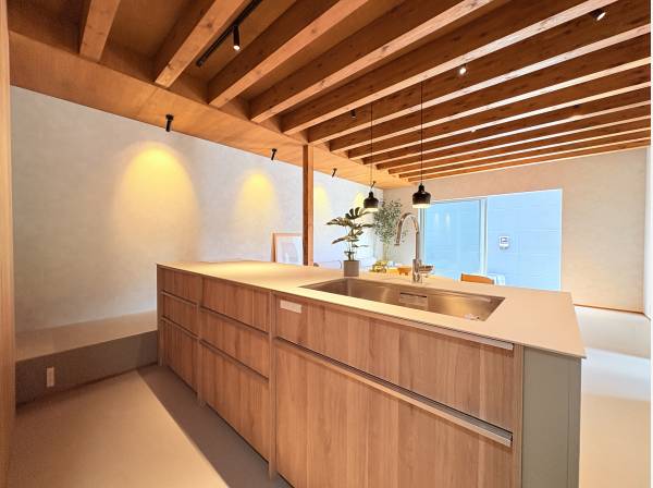 木の質感を活かしたデザイン性と収納力を兼ね備えたキッチン