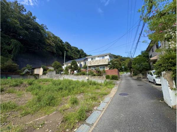 穏やかな住宅街に佇む現地