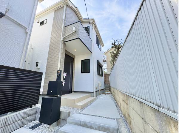 車庫から玄関までスムーズな動線になっております。