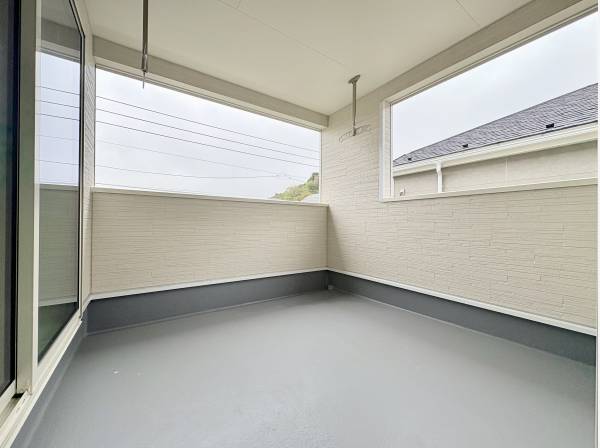 屋根付きのバルコニー。自分だけの時間を満喫できます