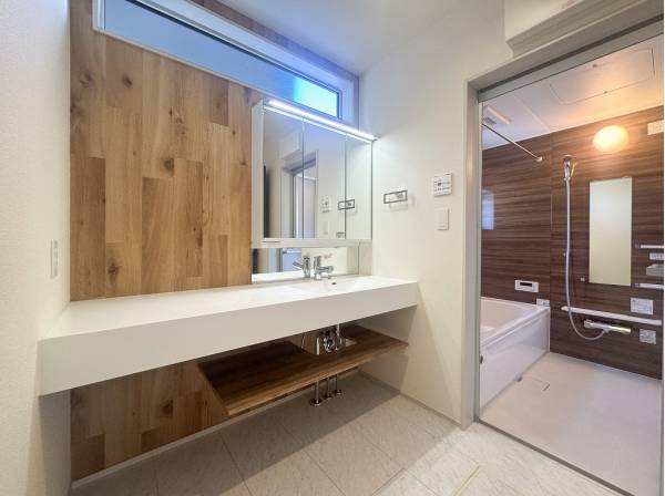 広いカウンターが便利な造作洗面台