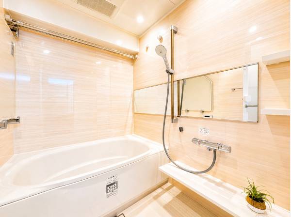 一日の疲れを優しく癒す、清潔感あふれるバスルーム空間。