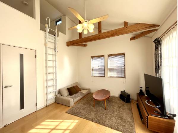 勾配天井で開放感のある空間