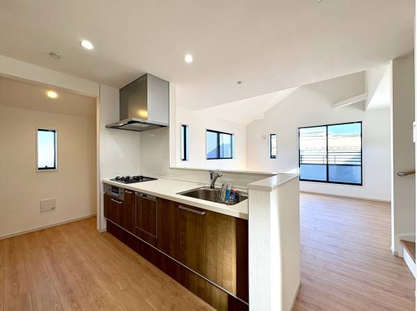 対面式システムキッチンで家族の様子を見ながら料理ができます。