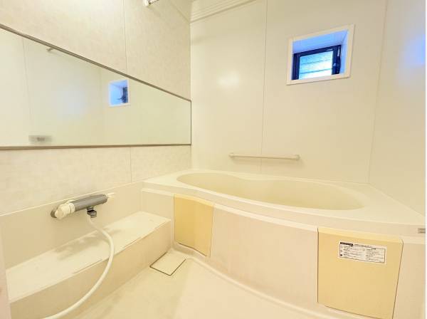 一日の疲れを優しく解き放つ、ゆとりあるバスルーム。足を伸ばしてリラックスできる浴槽で、至福のバスタイムを