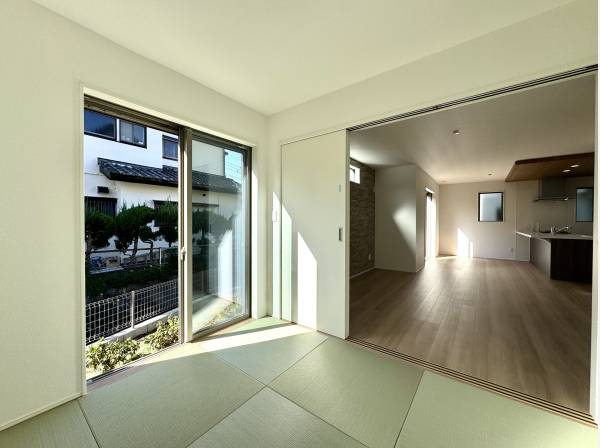 リビングの隣に和室を完備