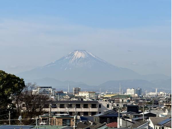 雄大な富士山を望みます