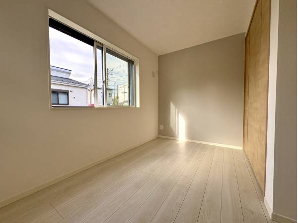 やさしい光が入る洋室