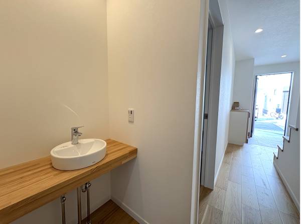 ホールもゆとりがあり、洗面が設置されています