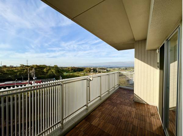 L字型の広々としたバルコニー