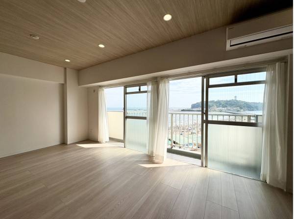 お部屋から江ノ島と海を望む日常を♪