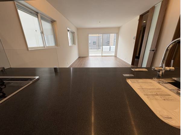 キッチンからはダイニング・リビング・駐車場を見ることができます！