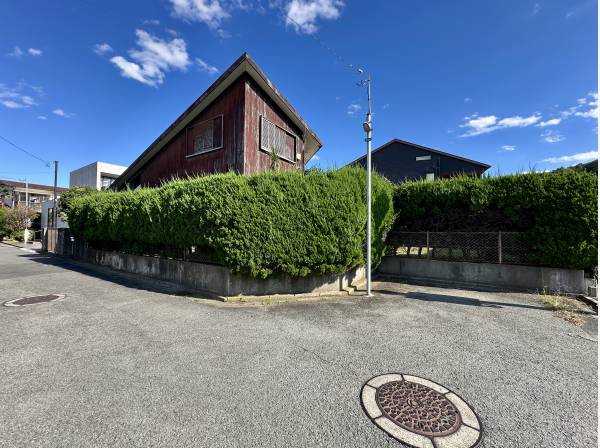前面道路も広々/現地は緑に囲まれてプライバシーにも優れております