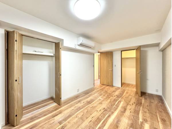 ゆとりある主寝室。収納もしっかり備えた落ち着きの空間。