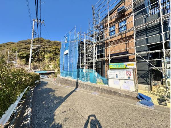 前面道路は交通量が少なく、安心して運転できます。