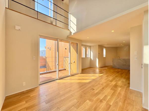 大きな窓があり、さらに吹き抜けが解放感を演出します