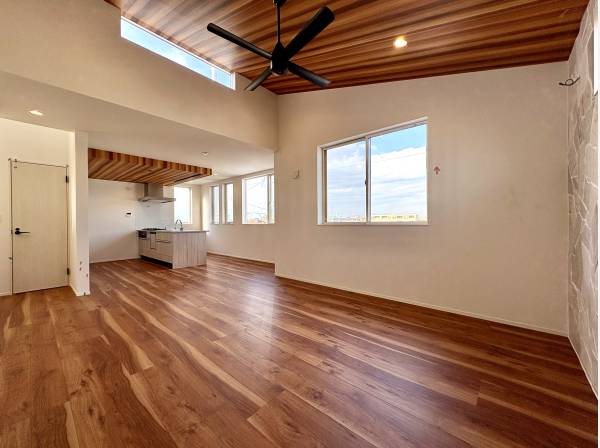 開放的な天井高のリビング