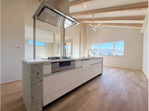 動線を意識したアイランド仕様のキッチン