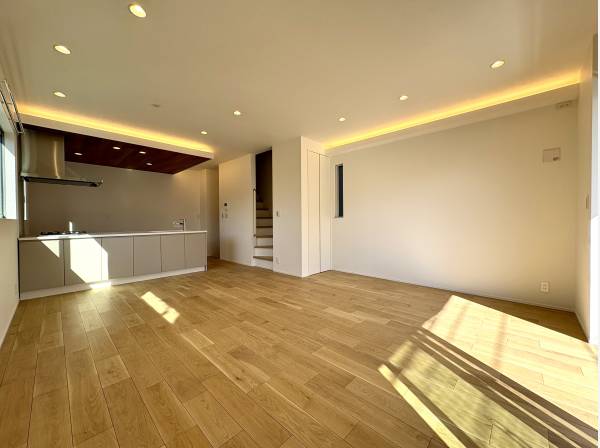 天井高のリビングは温かみのあるデザイン