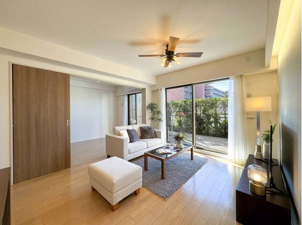 柔らかな陽光が広がるフレキシブルなリビング