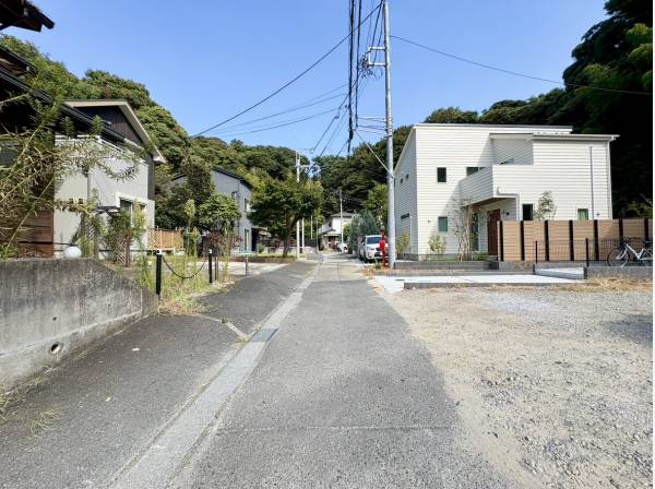 奥は通り抜けできないため車通りも少なく、落ち着いた住環境です。